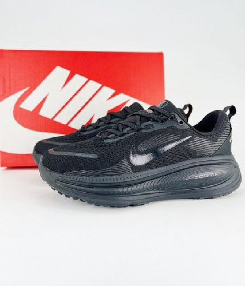 Nikee Vomero 18 Triple Black