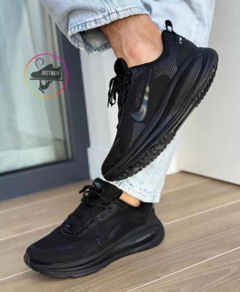 Nikee Vomero 18 Triple Black