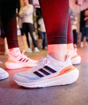 Adiddass Ultraboost Light neon Running