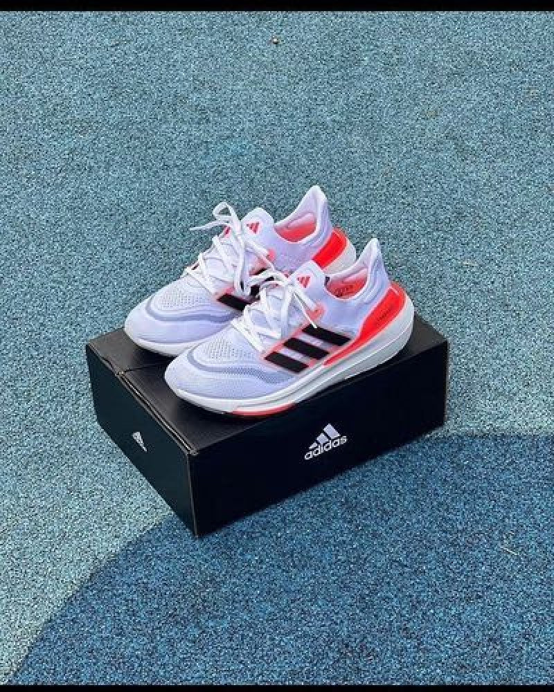 Adiddass Ultraboost Light neon Running