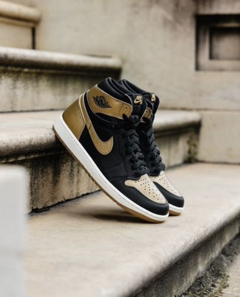 NIK EE Air JORDAN 1 HIGH BLACK AND GOLD SEMI UA