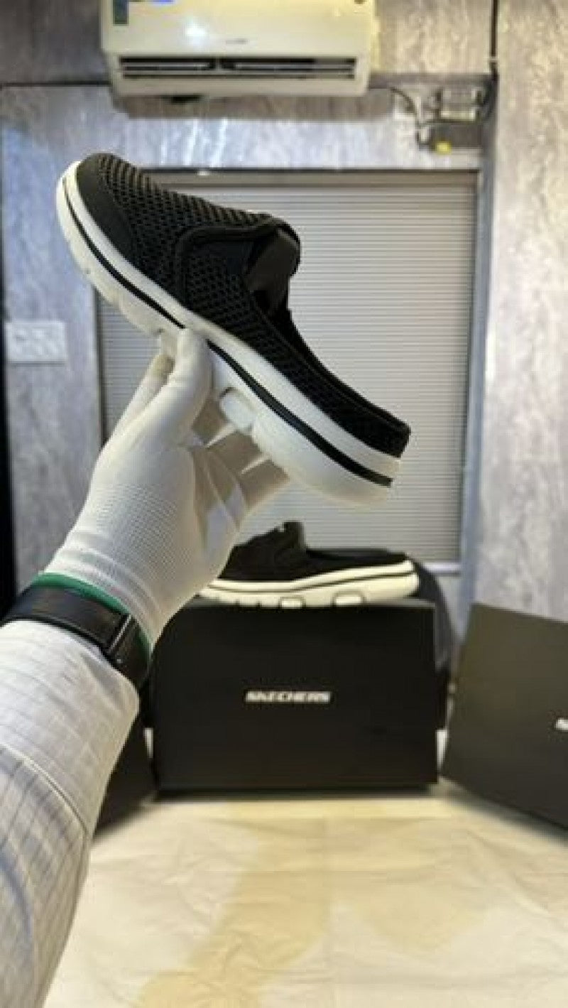 Skechers go clearance walk 5 black white mens