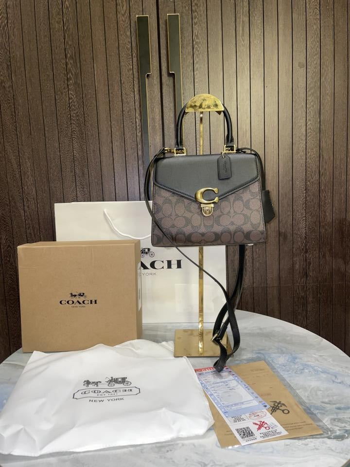 coac  h sammy 21 signature tophandle bag  Comes with Extra long sling And carry bag & box 475