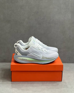 Nik.e Zoom Vomero 18 Silver College Grey