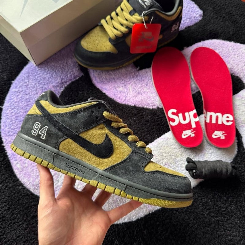 supreme x Nikee sb dunk low camper green Black