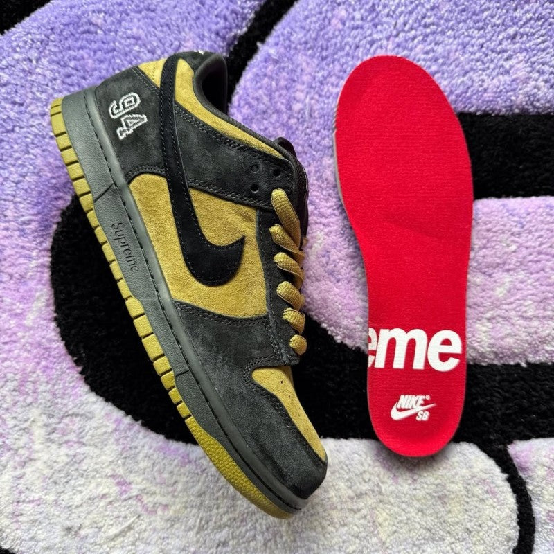 supreme x Nikee sb dunk low camper green Black
