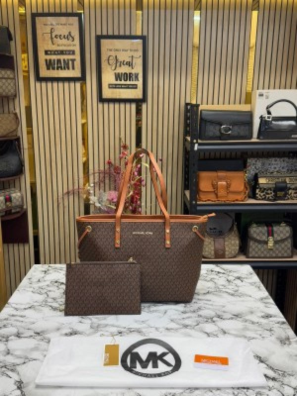 Michael  Kors Jet Set Travel Tote With Wallet (Brown)
