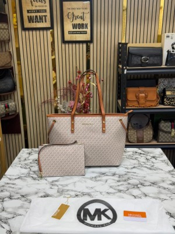 Michael  Kors Jet Set Travel Tote With Wallet (Beige)