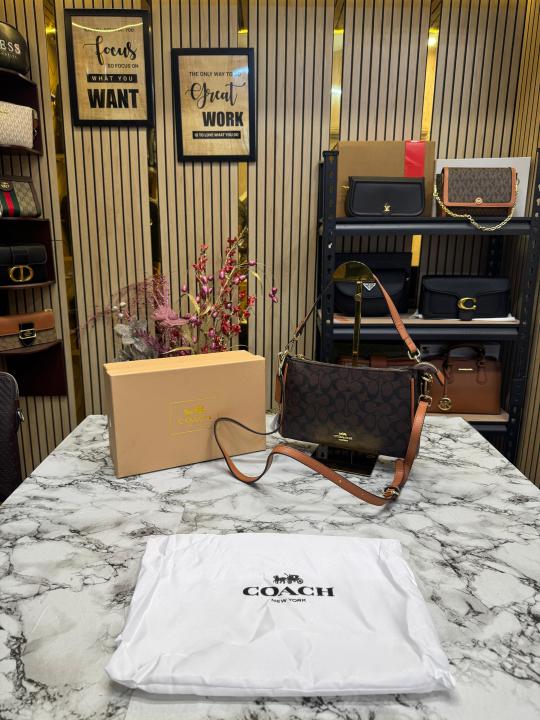 COAC  H SIGNATURE HANDBAG WITH OG BOX AND DUST BAG PREMIUM QUALITY