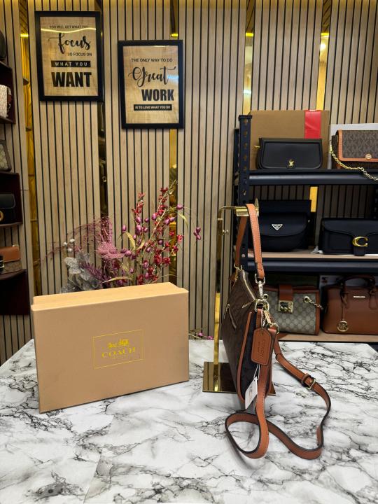 COAC  H SIGNATURE HANDBAG WITH OG BOX AND DUST BAG PREMIUM QUALITY