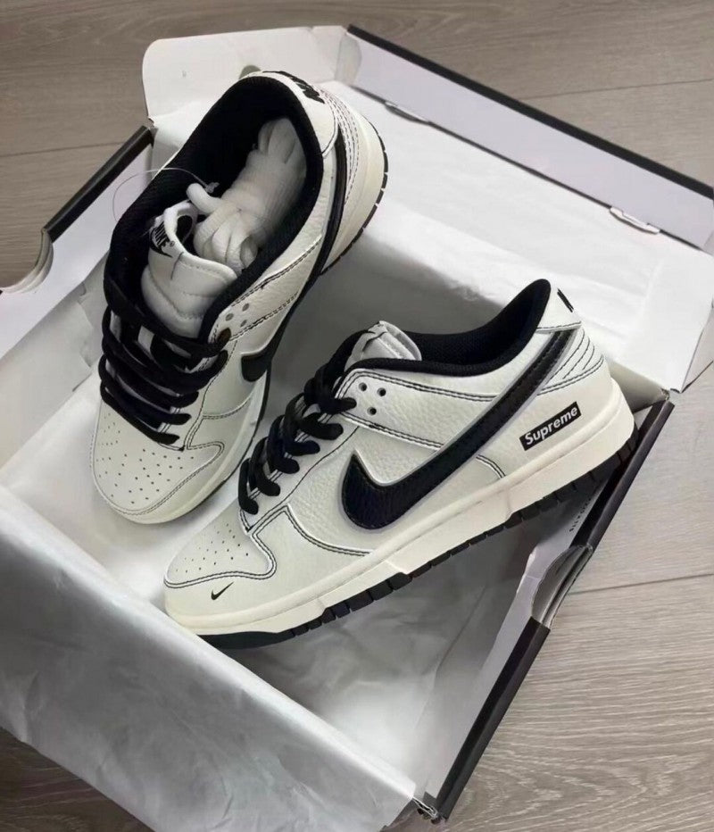 Supreme x e sb dunk low