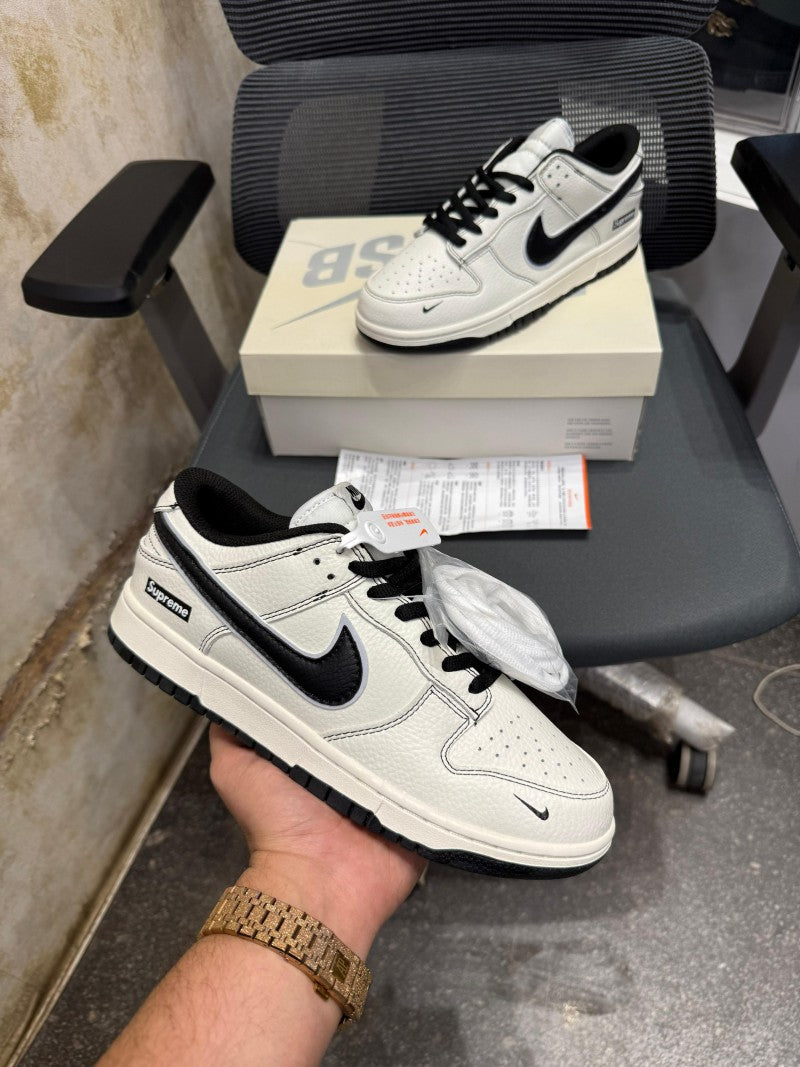 Supreme x e sb dunk low