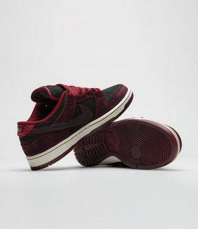 Nikee sb x riot skateshop dunk low pro