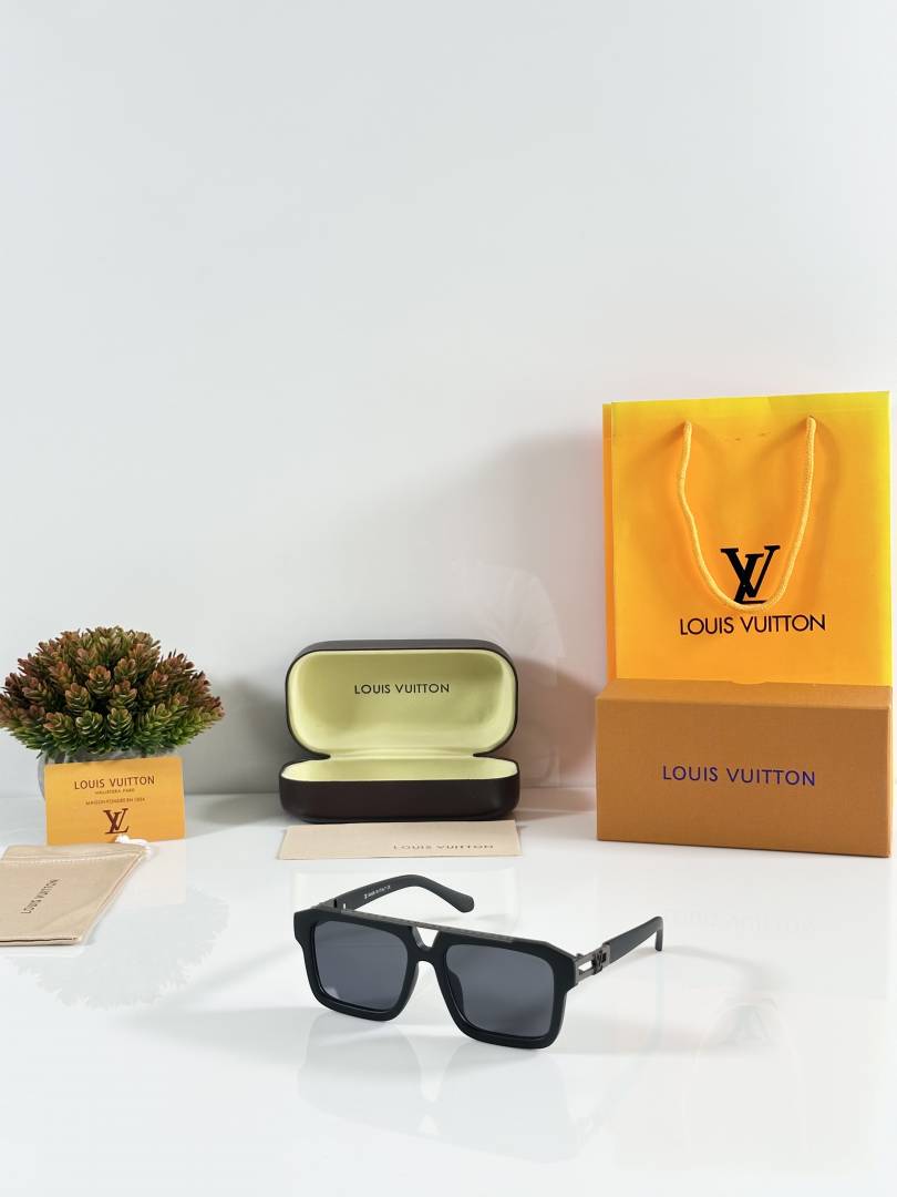 Louis Vuitton 121 Mate Black