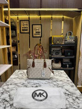Michael  kors voyager tote bag with dust bag (Beige)