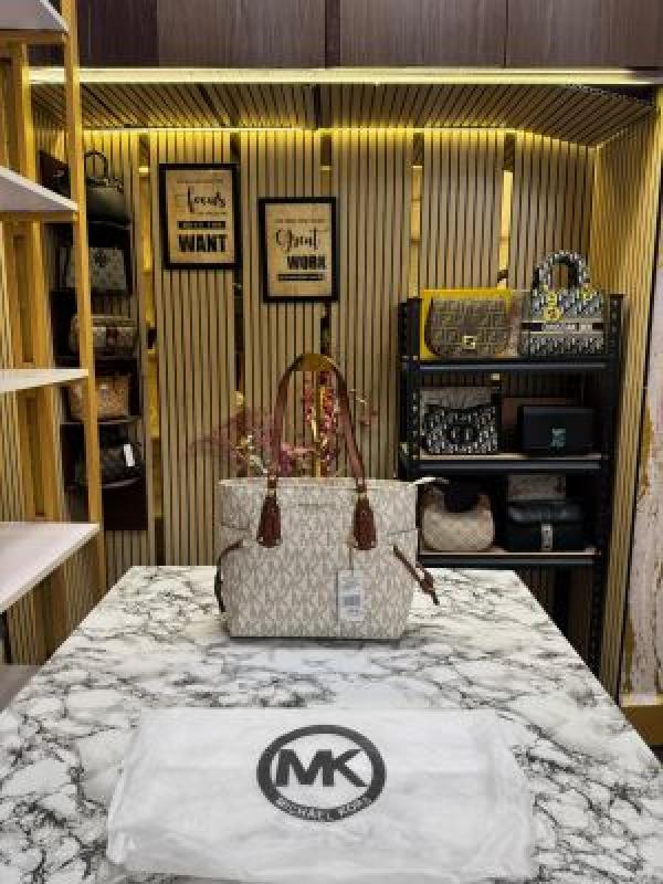 Michael  kors voyager tote bag with dust bag (Beige)
