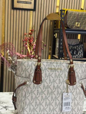 Michael  kors voyager tote bag with dust bag (Beige)