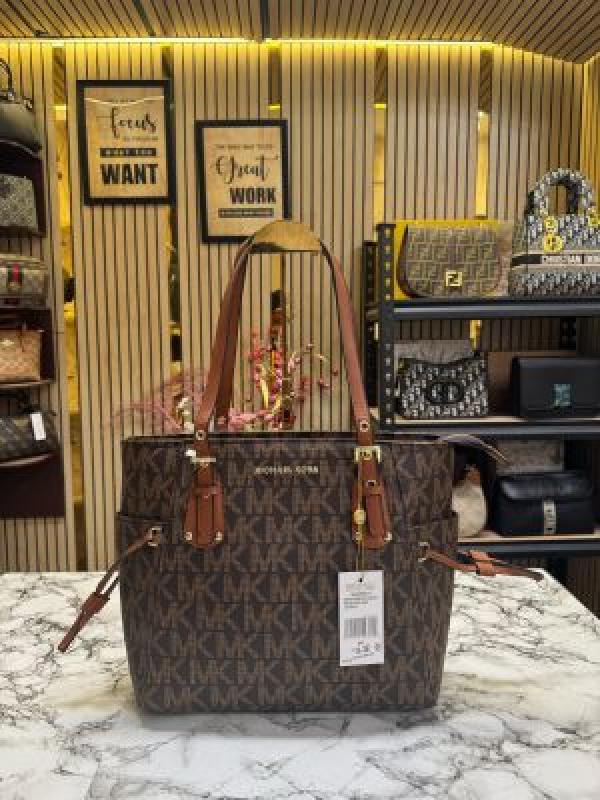 Michael  kors voyager tote bag with dust bag (Brown)