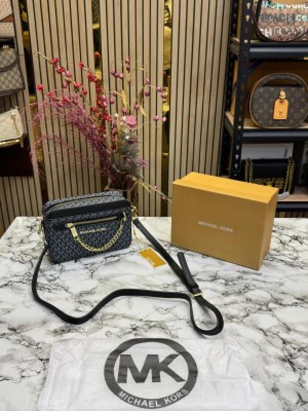 MICHAEL  KORS JET SET CAMERA CROSSBODY WITH SLING WITH OG BOX AND DUST BAG (BLACK BLACK)