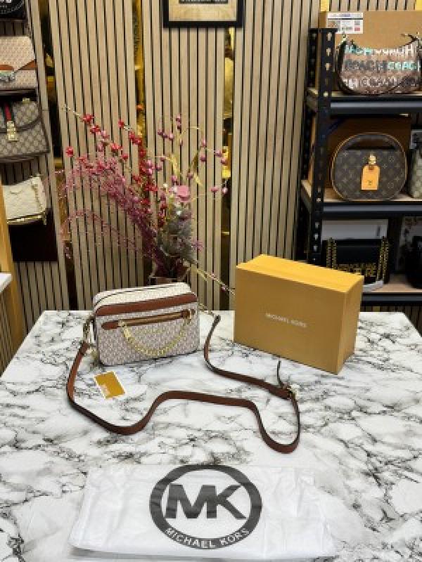 MICHAEL  KORS JET SET CAMERA CROSSBODY WITH SLING WITH OG BOX AND DUST BAG (BEIGE)