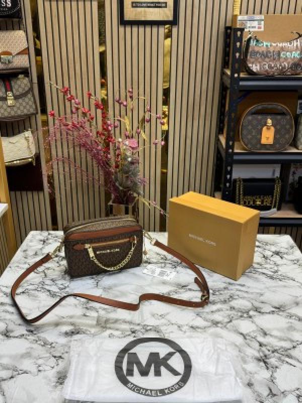 MICHAEL  KORS JET SET CAMERA CROSSBODY WITH SLING WITH OG BOX AND DUST BAG (BROWN)