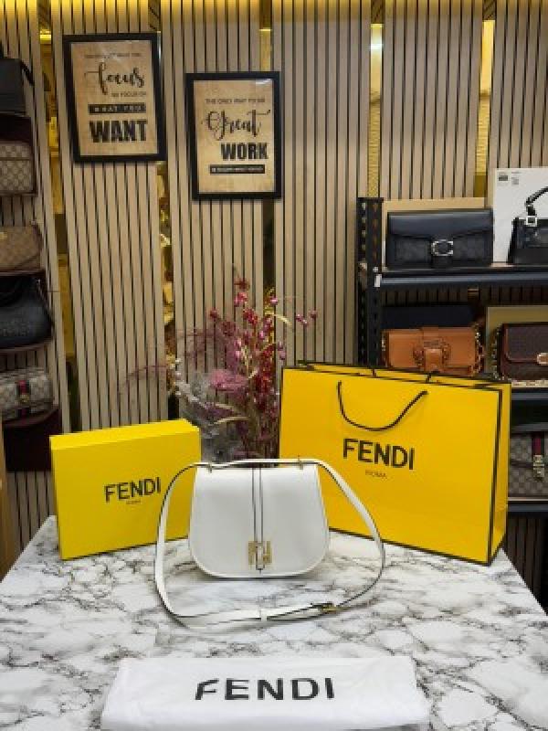 FEND  I COMON FF LOGO PLAQUE HANDBAG WITH OG BOX AND DUST BAG INCLUDING CARRY BAG PREMIUM QUALITY (WHITE)
