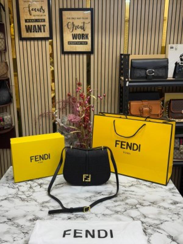 FEND  I COMON FF LOGO PLAQUE HANDBAG WITH OG BOX AND DUST BAG INCLUDING CARRY BAG PREMIUM QUALITY (BLACK)