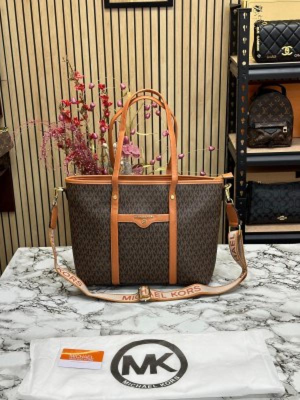 MICHAEL  KORS TOTE BAG WITH BRAND DUST BAG (BROWN)