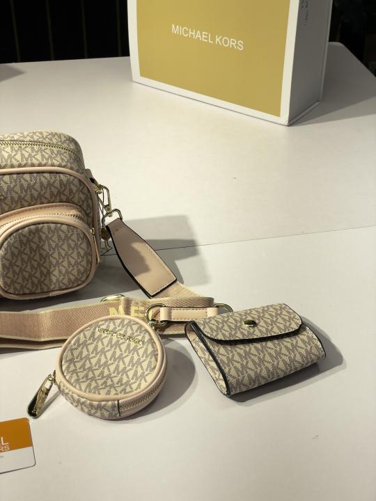 Michael  kors jet set signature crossbody bag with og box(25001 bieg pink)