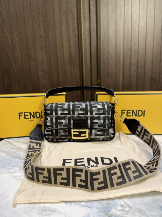Fend  i Baguette Chain Midi with og box 294