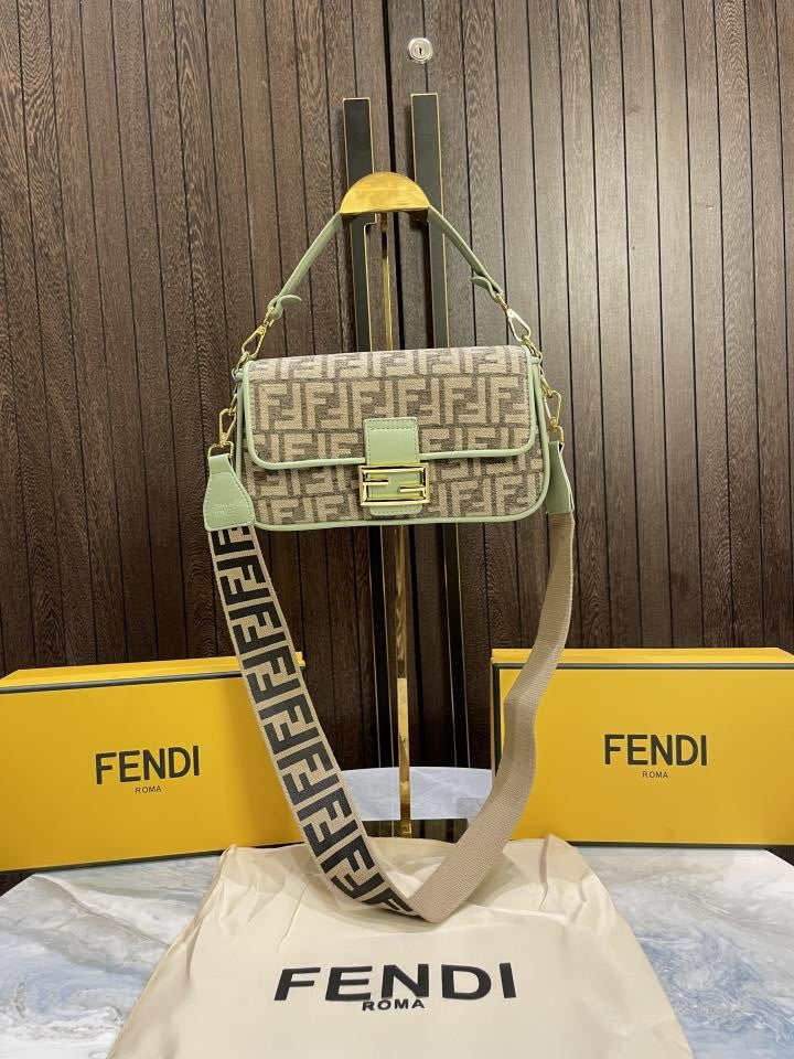 Fend  i Baguette chain midi with og box 293