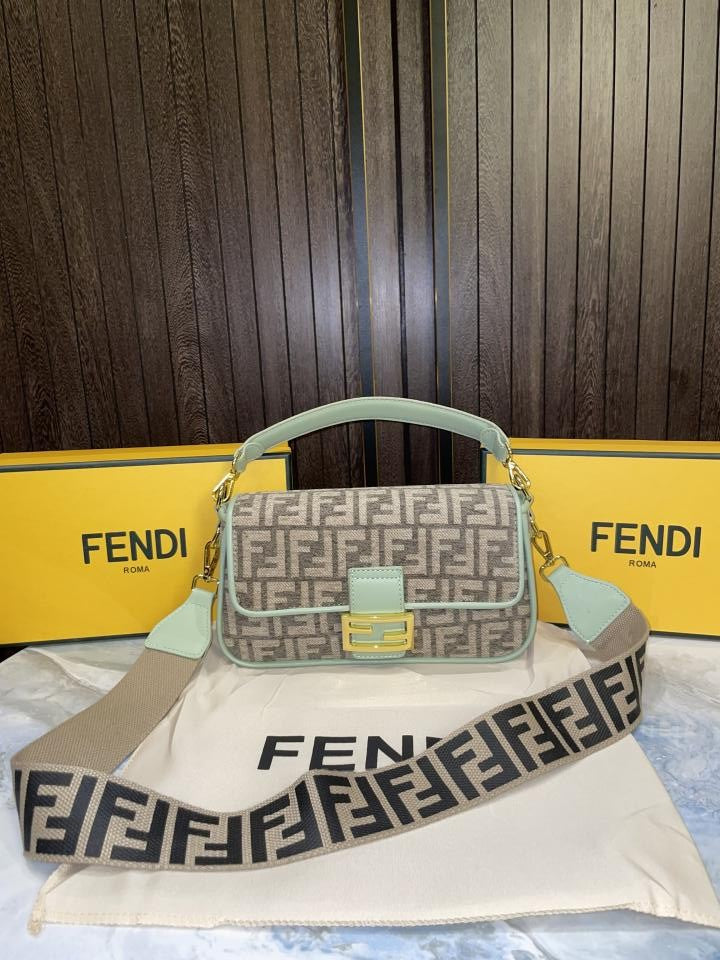 Fend  i Baguette chain midi with og box 293