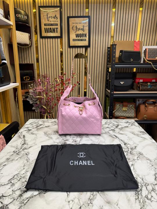 Chane  l handbag Grained calfskin & gold tone metal light pink