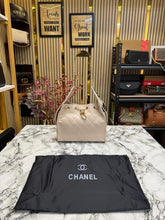 Chane  l handbag Grained calfskin & gold tone metal cream