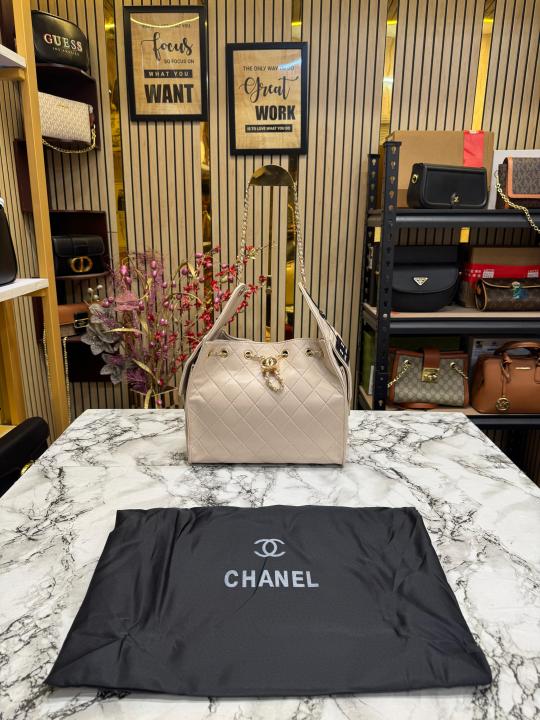 Chane  l handbag Grained calfskin & gold tone metal cream