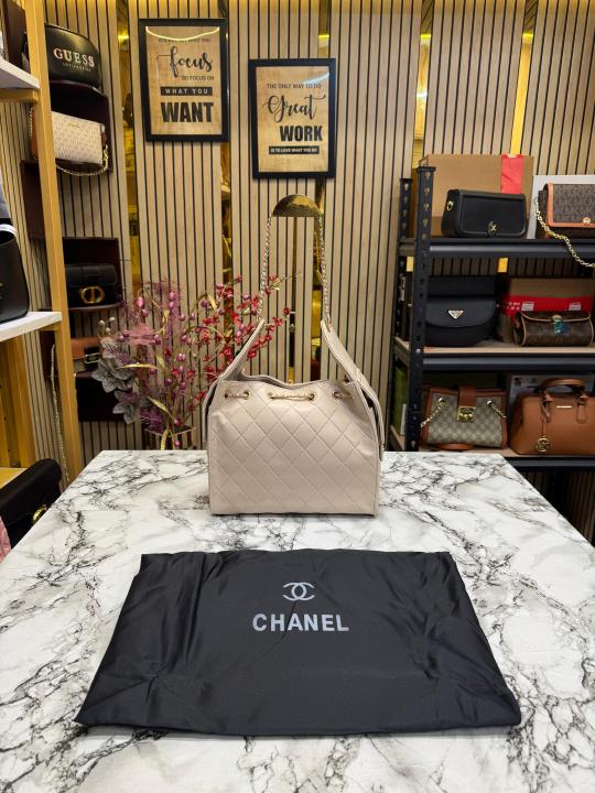 Chane  l handbag Grained calfskin & gold tone metal cream
