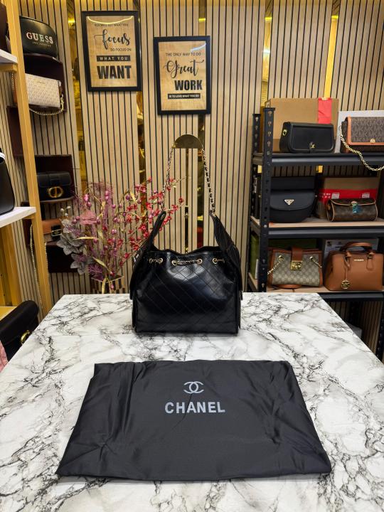 Chane  l handbag Grained calfskin & gold tone metal Black