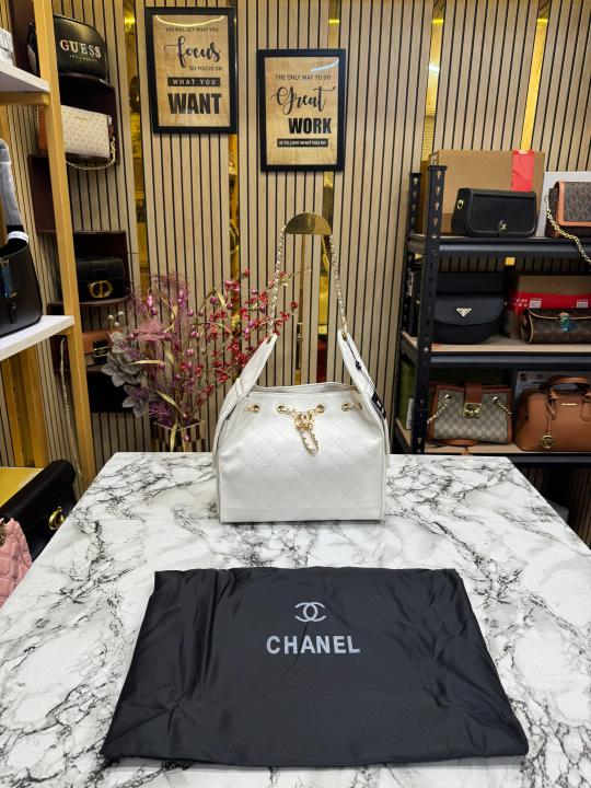 Chane  l handbag Grained calfskin & gold tone metal silver