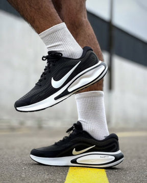 Nik ee Men s Running Shoes Journey Run Black White