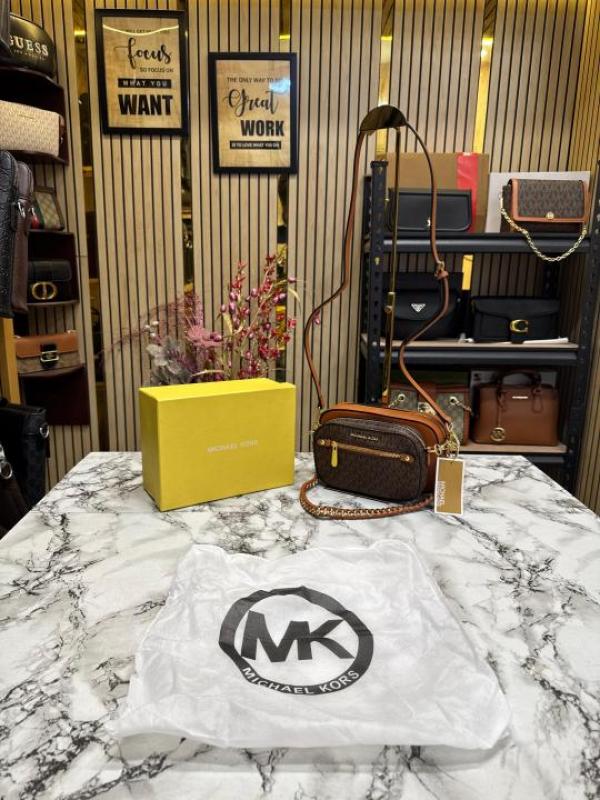 MICHAEL  KORS JET SET DUAL SHOULDER BAG WITH OG BOX AND DUST BAG (BROWN)