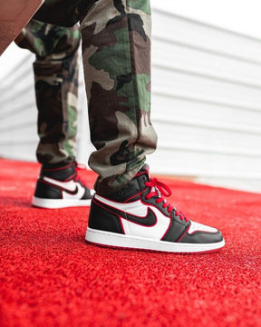 Nik ee Jordan Retro 1 BloodLine
