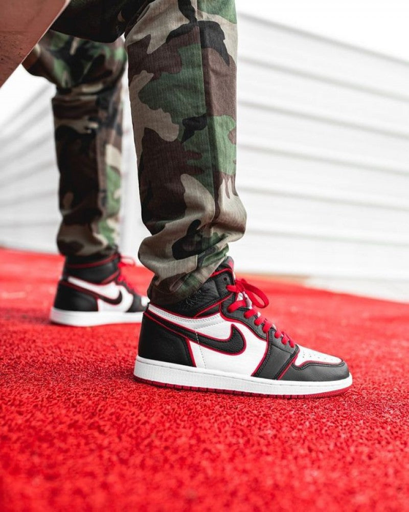 Nik ee Jordan Retro 1 BloodLine