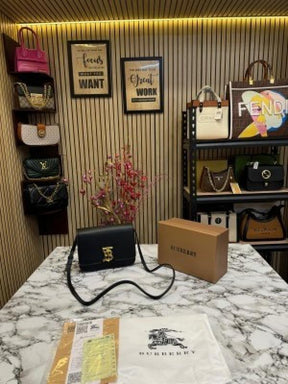 BURBERRY  TB  SHINY  LOGO  LEATHER  BAG  BLACK