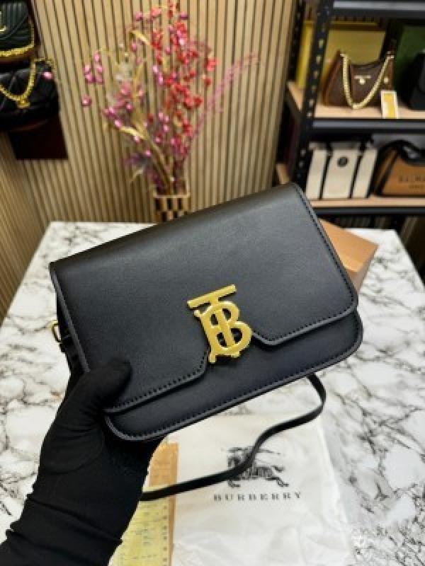 BURBERRY  TB  SHINY  LOGO  LEATHER  BAG  BLACK