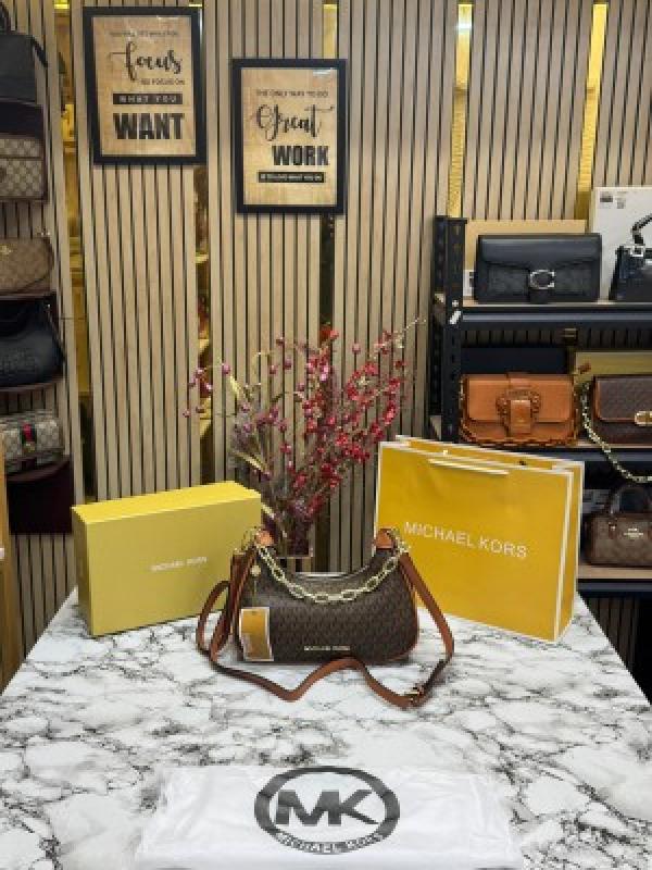 MICHAEL  KORS HUDSON LEATHER WITH OG BOX AND DUST BAG INCLUDING CARRY BAG PREMIUM QUALITY (BROWN)