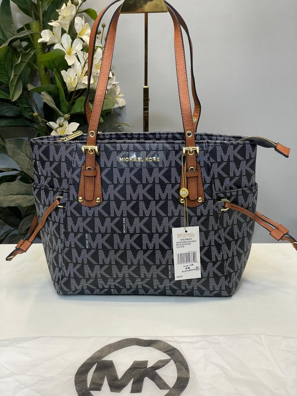 Michael  kors  voyager tote bag with dust bag (4616 black)