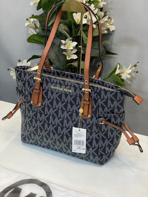 Michael  kors  voyager tote bag with dust bag (4616 black)