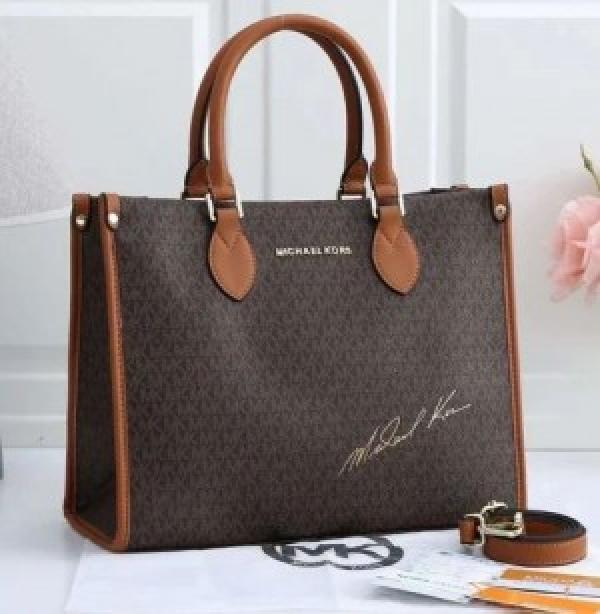 MICHAEL  KORS HANDBAG WITH DUST BAG AND SLING (BROWN) (S3)