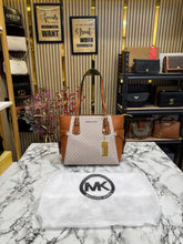 Michael  Kors Voyager Premium Quality Tote Bag With Dust Bag (Beige)