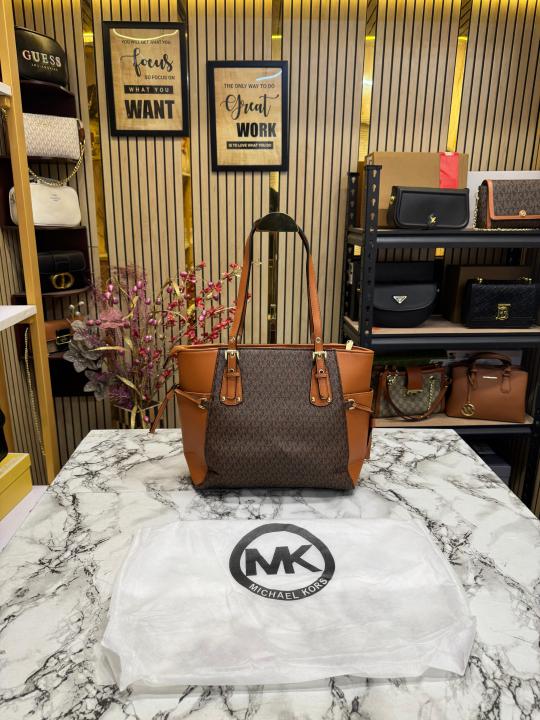 Michael  Kors Voyager Premium Quality Tote Bag With Dust Bag (Brown)